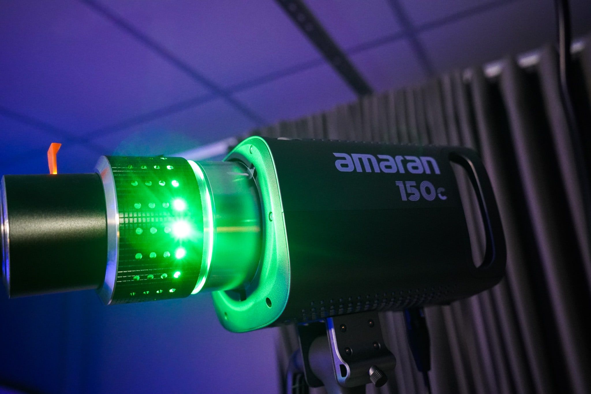 Luz de LED Amaran 150c com o anel verde aceso.